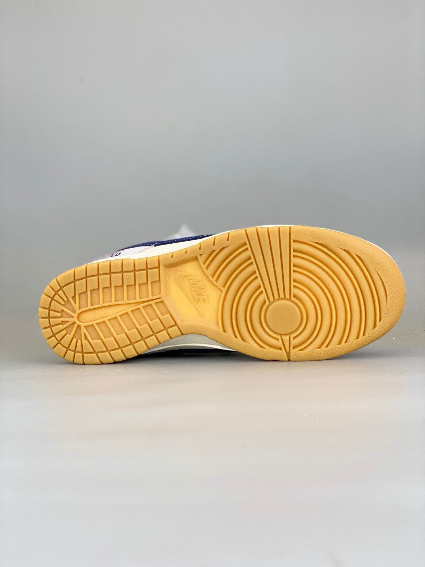 Nike SB Dunk Low UN DM6868-032