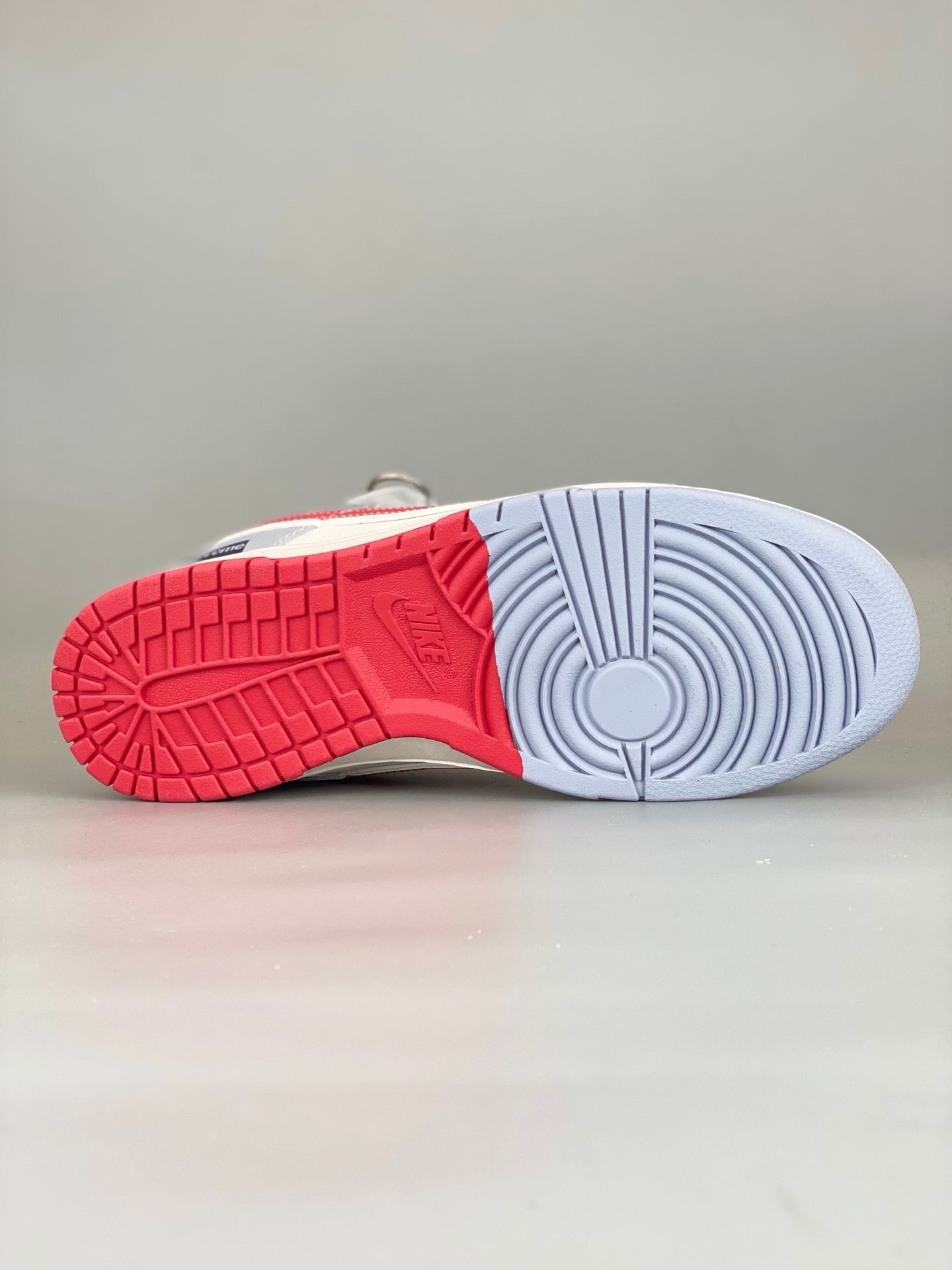 Nike SB Dunk Low x Supreme DM6868-045