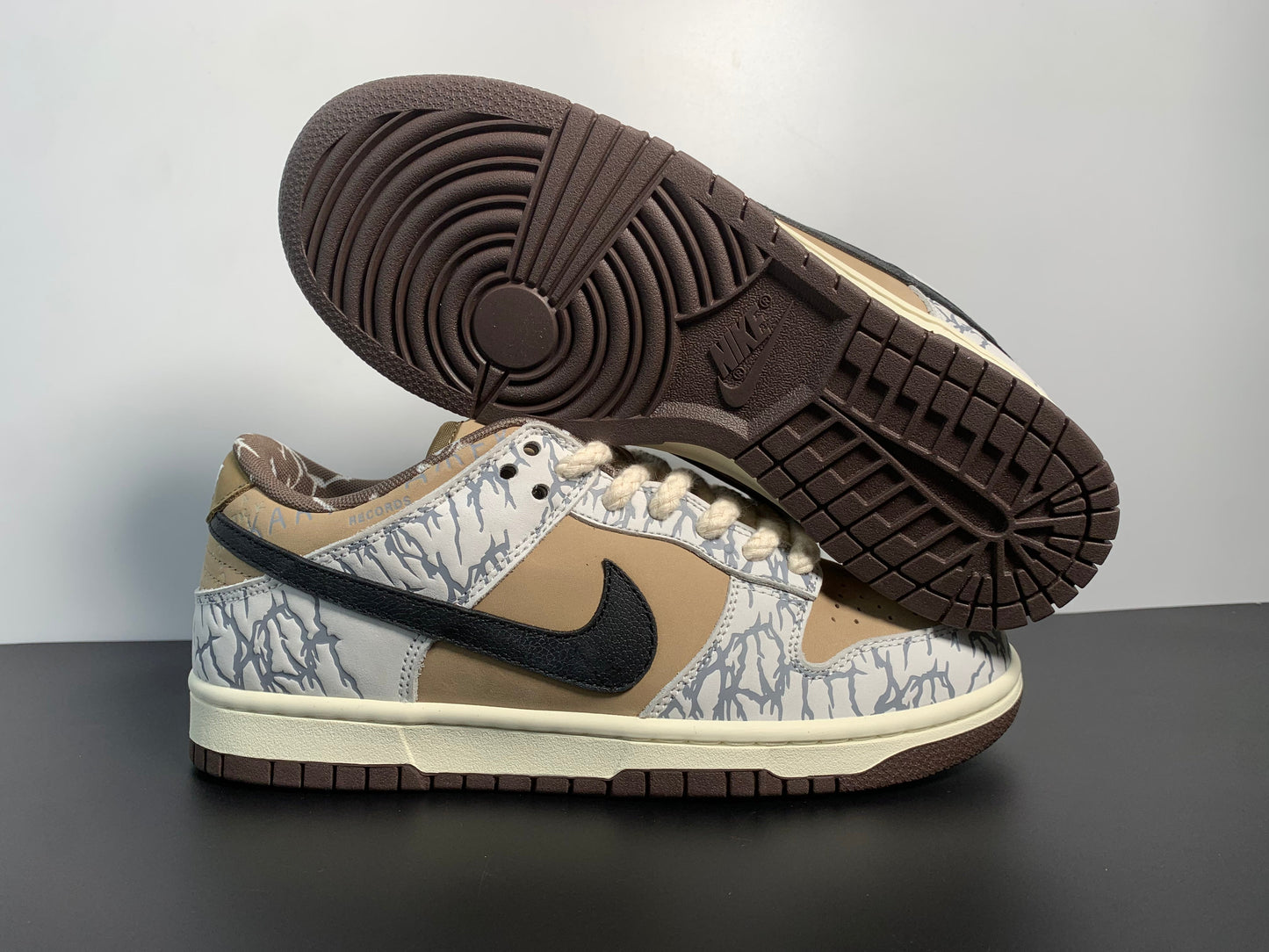 Nike SB Dunk Low ✖️Travis Scott Grey White Cashew Fruit CT5053-010