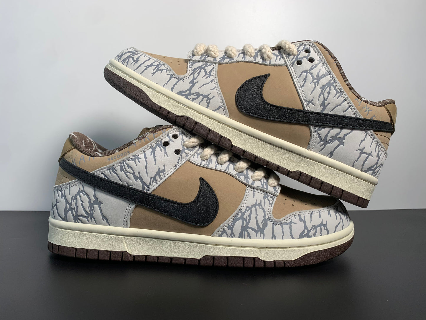 Nike SB Dunk Low ✖️Travis Scott Grey White Cashew Fruit CT5053-010