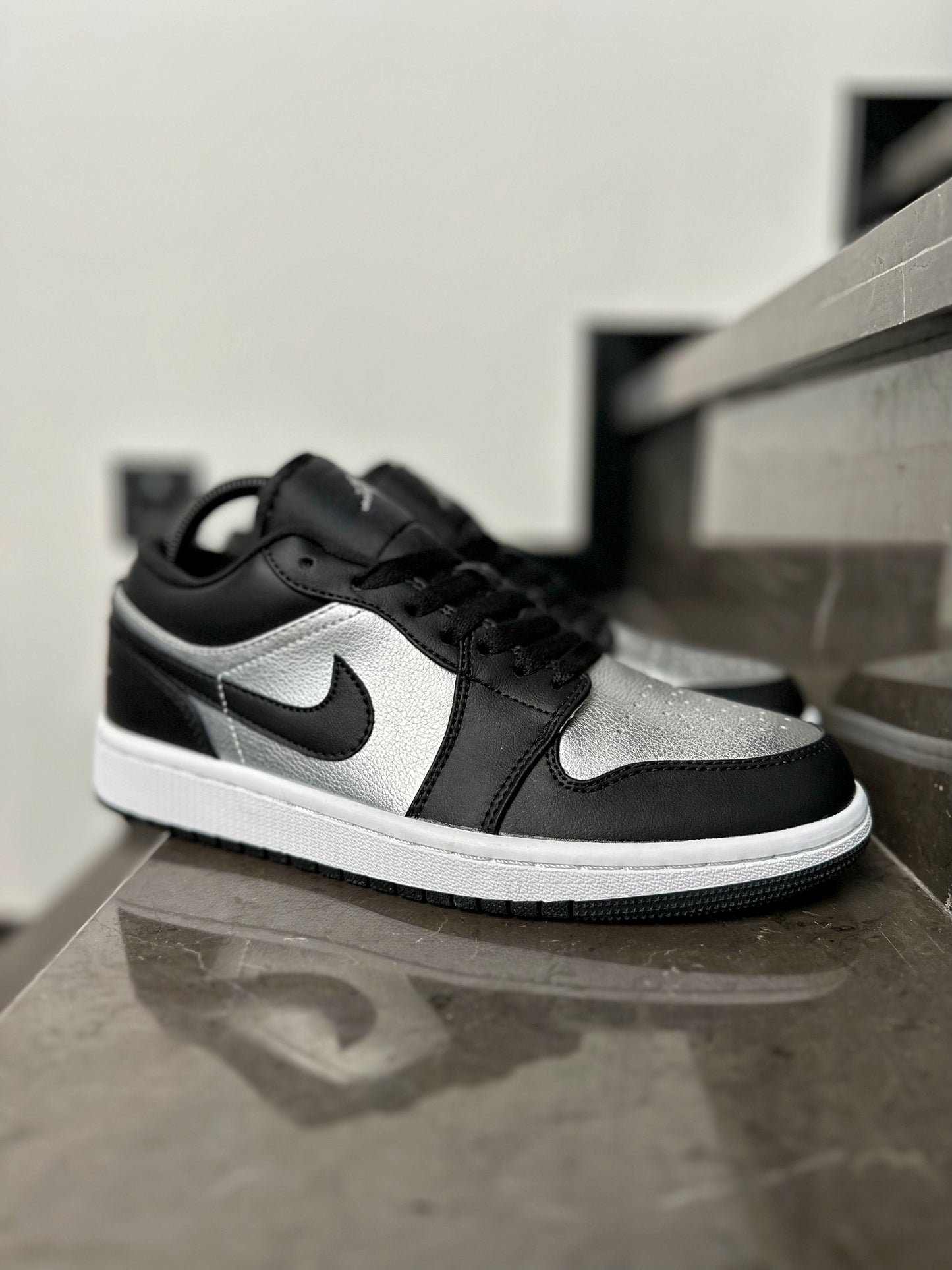 Wmns Air Jordan 1 Low SE 'Silver Toe'