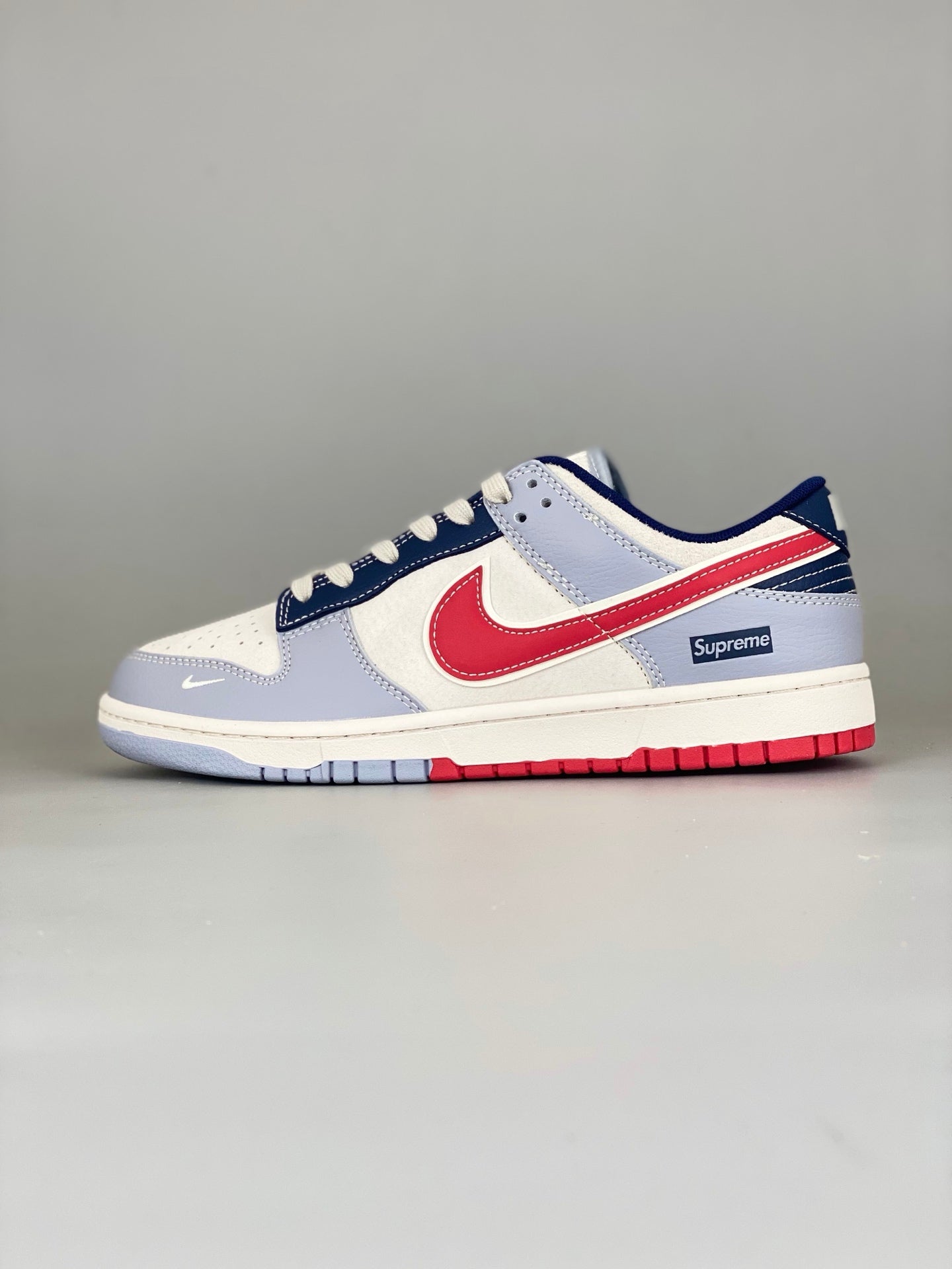 Nike SB Dunk Low x Supreme DM6868-045