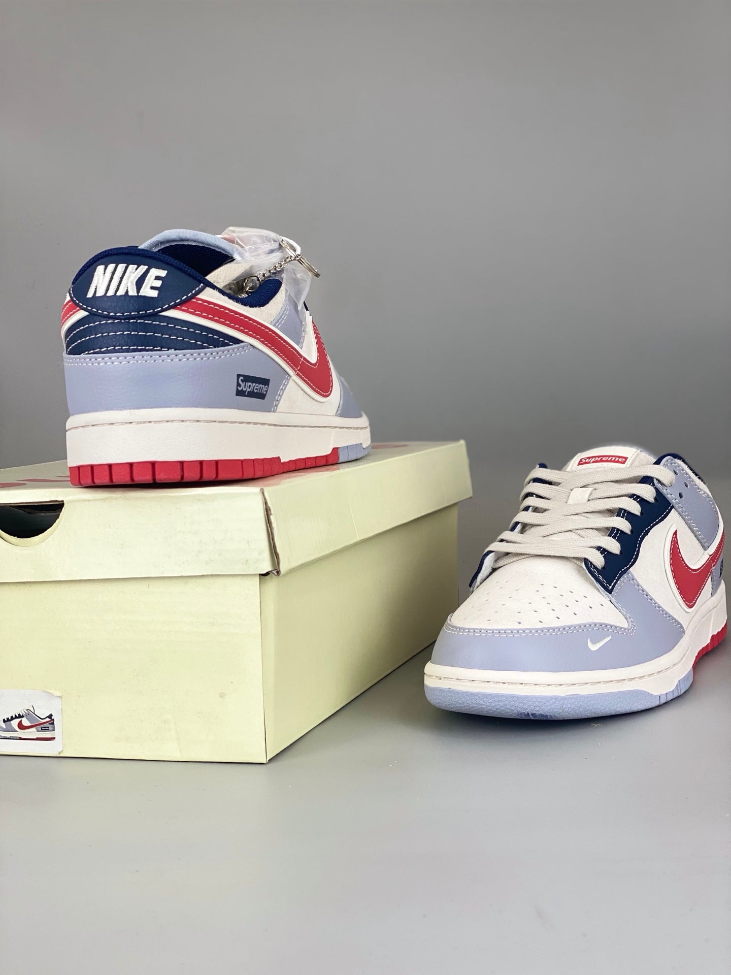 Nike SB Dunk Low x Supreme DM6868-045