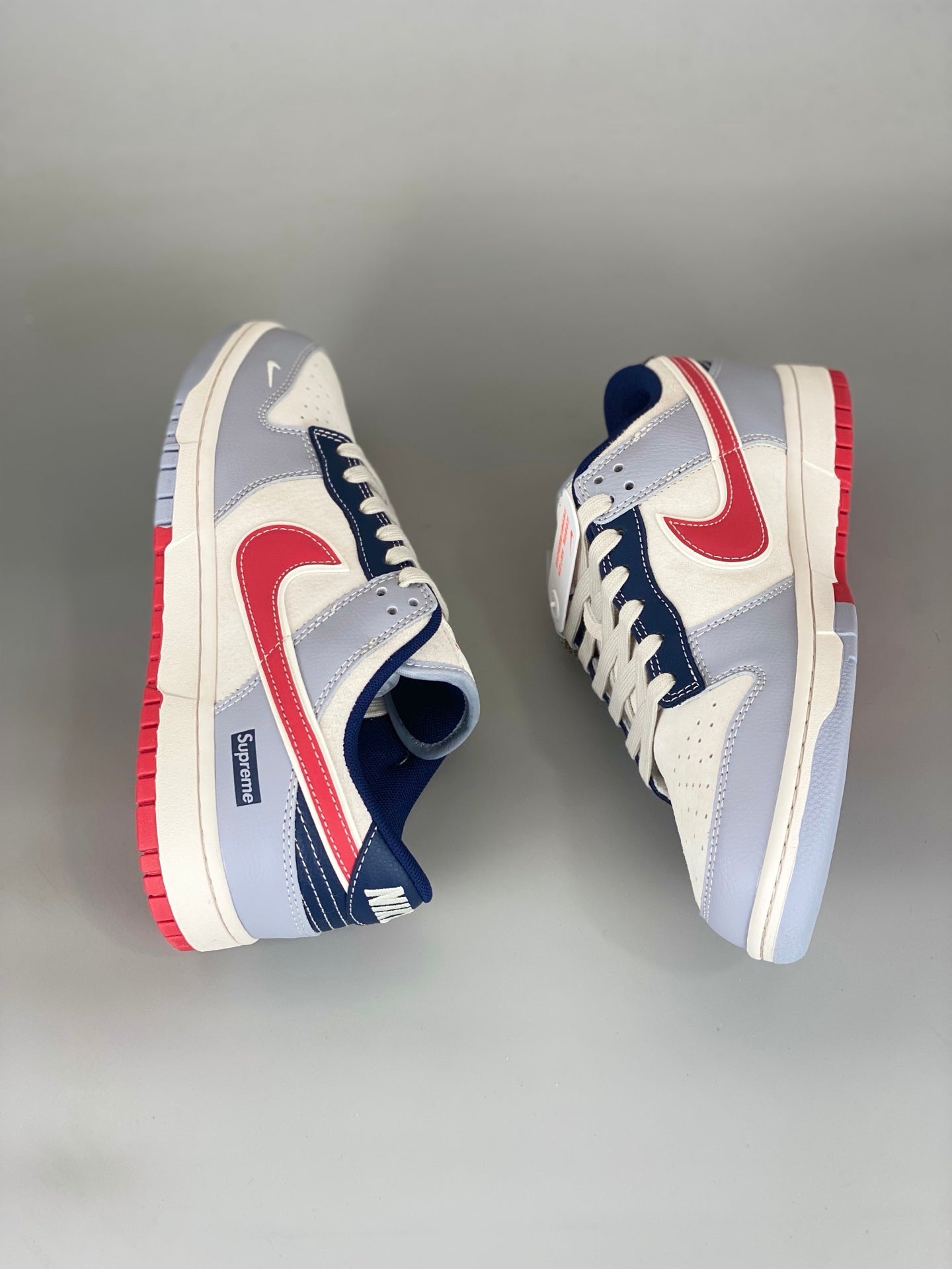 Nike SB Dunk Low x Supreme DM6868-045