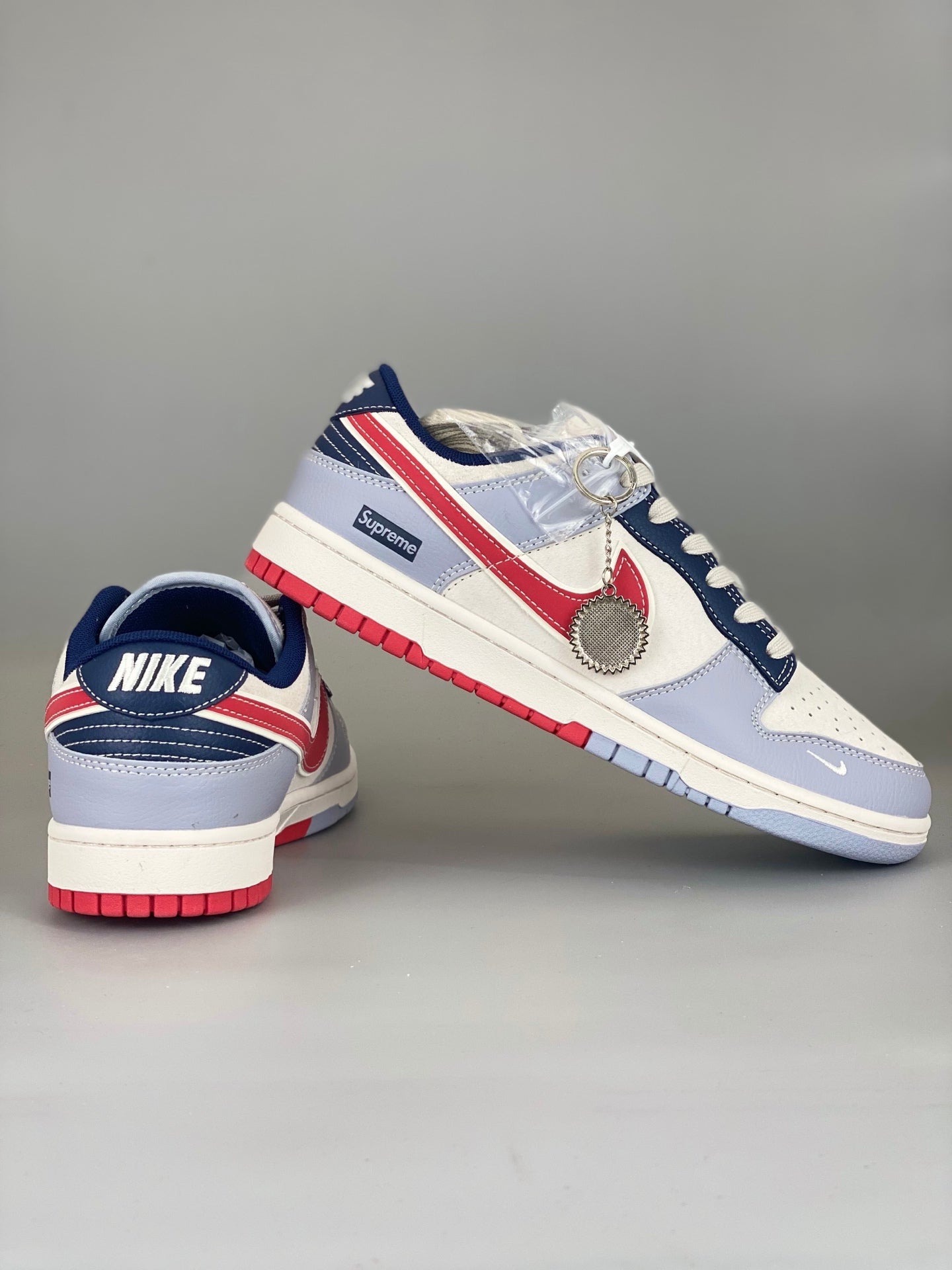 Nike SB Dunk Low x Supreme DM6868-045