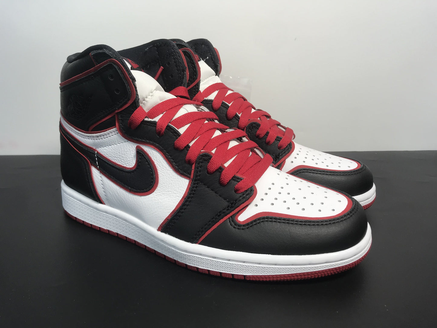 Air Jordan 1 Retro High Bloodline 555088-062