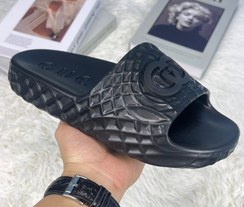 GUCCI Interlocking Black 2618