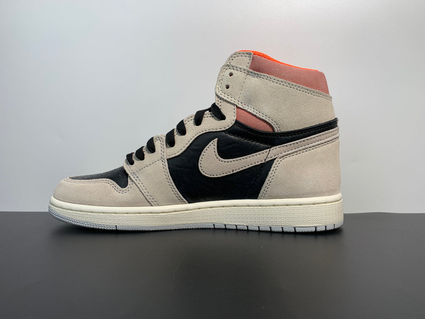 Air Jordan 1 Retro OG High Neutral Grey 555088-018