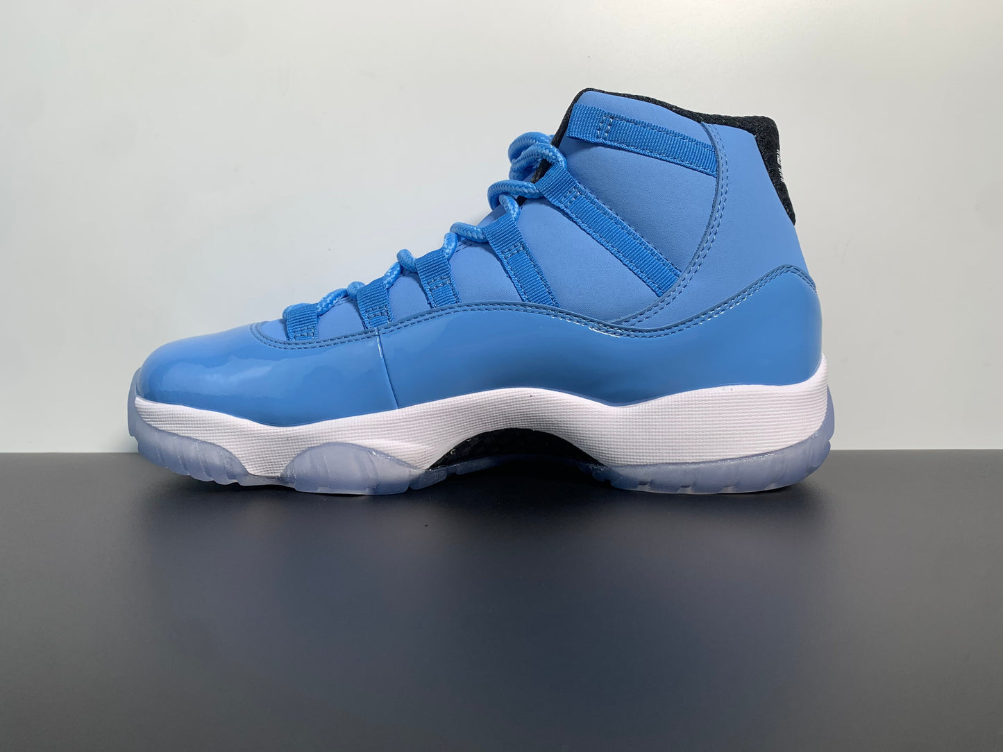 Air Jordan 11 Pantone 717602-900