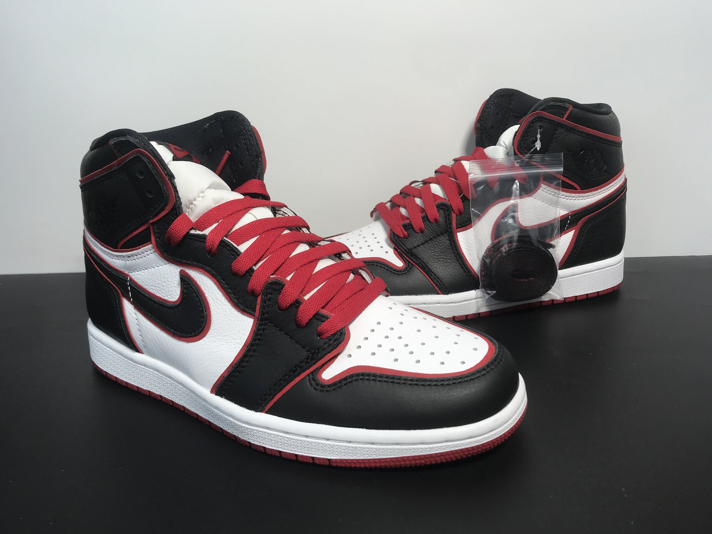 Air Jordan 1 Retro High Bloodline 555088-062